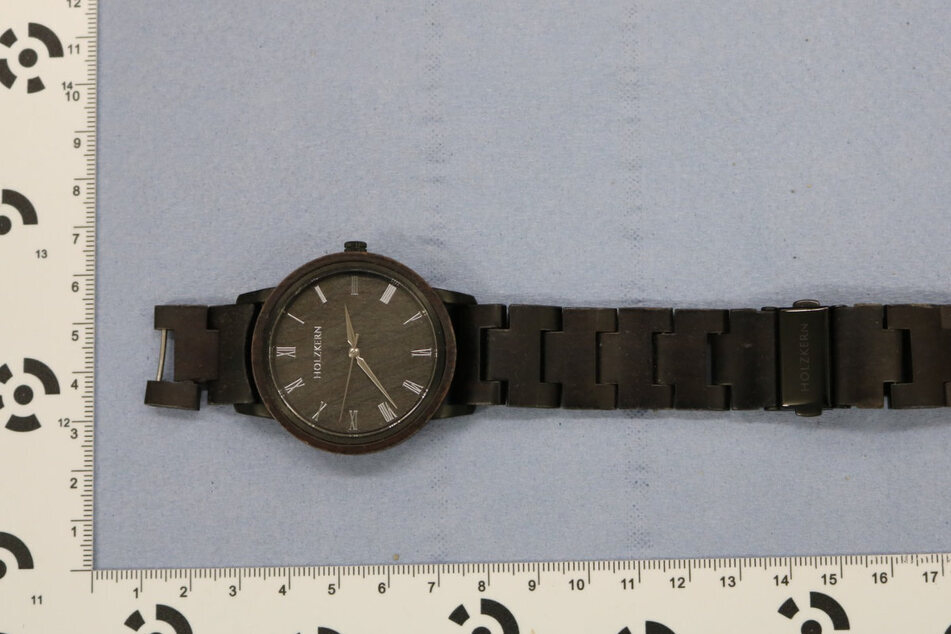 Diese Holzkern-Uhr wurde als potenzielle Spur angesehen. Nun, wurde der Besitzer gefunden - und der kann nachweislich nicht der Täter sein.