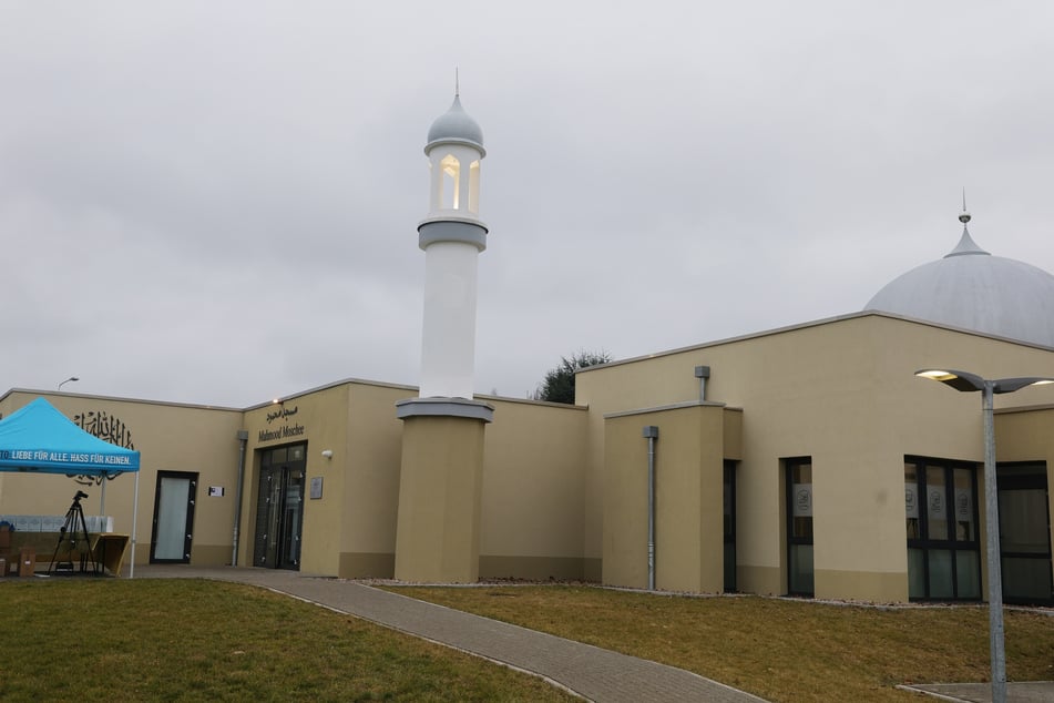 Tag der offenen Moschee in Erfurt: Etliche Menschen schauen sich das Gotteshaus an