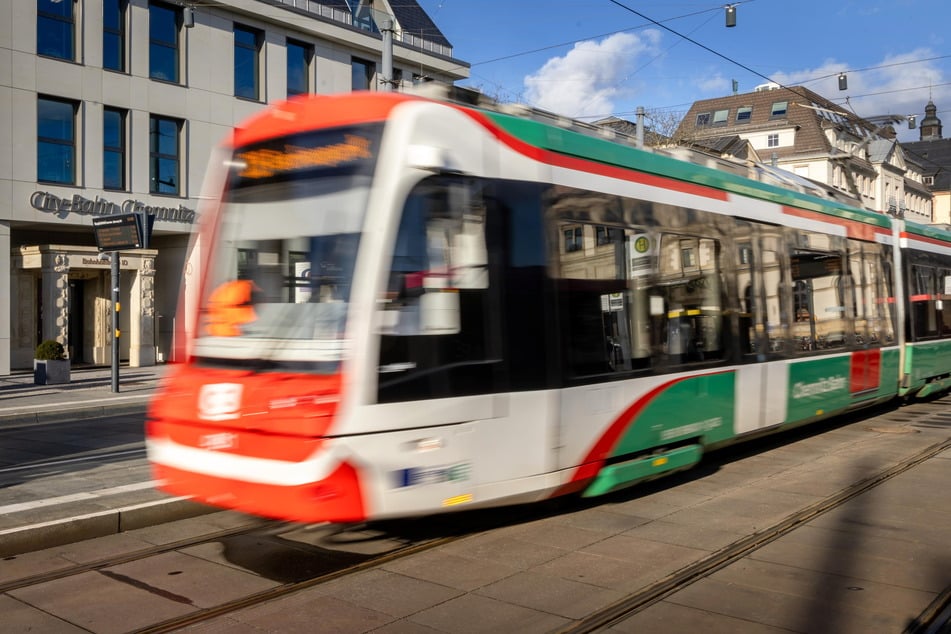 Die City-Bahn Chemnitz hat für die Fußball-Fans extra Sonderzüge eingesetzt.