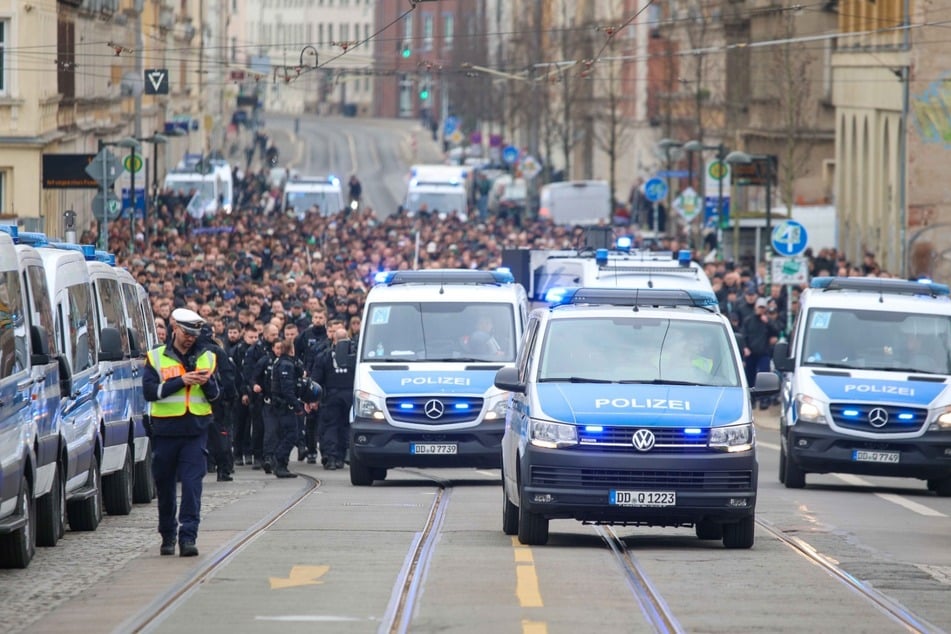 Die Polizei sichert das Geschehen rund um das Stadtderby ab.