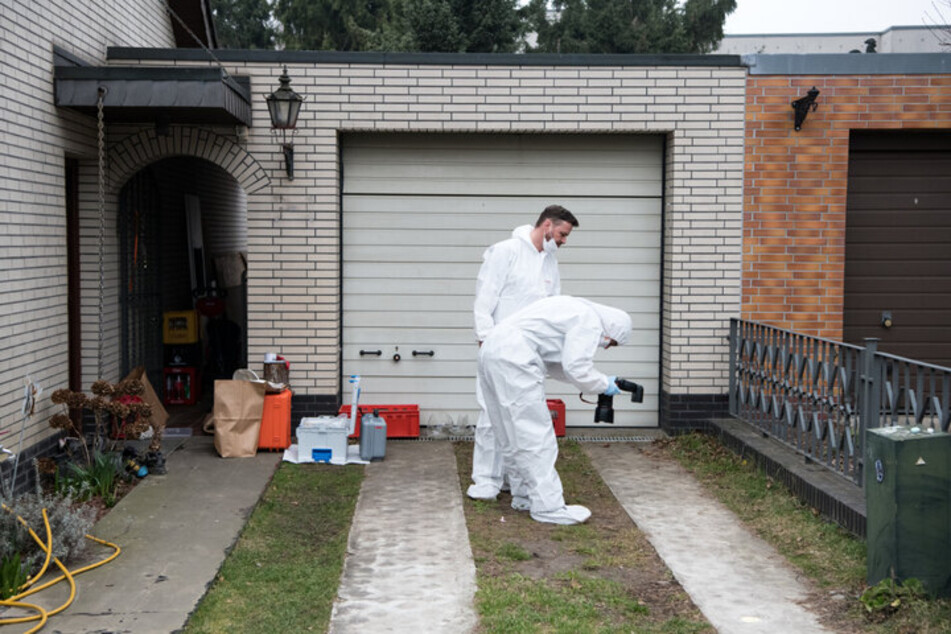 Kriminaltechniker der Berliner Polizei untersuchten im März 2019 das Haus und den Garten der Schwester der verschwundenen Rebecca Reusch.