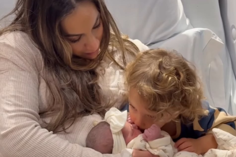 Fifi Furrha und ihr kleiner Sohn begrüßen Baby Jazelle.