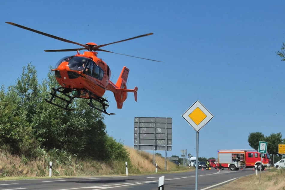 Die Motorradfahrerin hat sich bei dem Unfall so schwer verletzt, dass sie mit einem Rettungshubschrauber ins Krankenhaus geflogen werden musste.