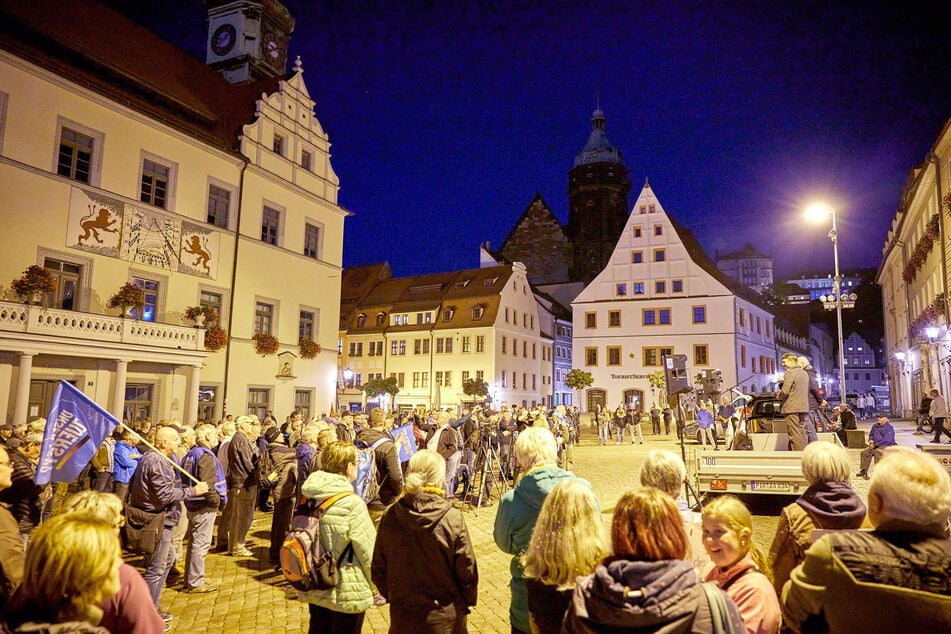 Gut Hundert Demonstranten fanden sich zum Protest in Pirna ein.