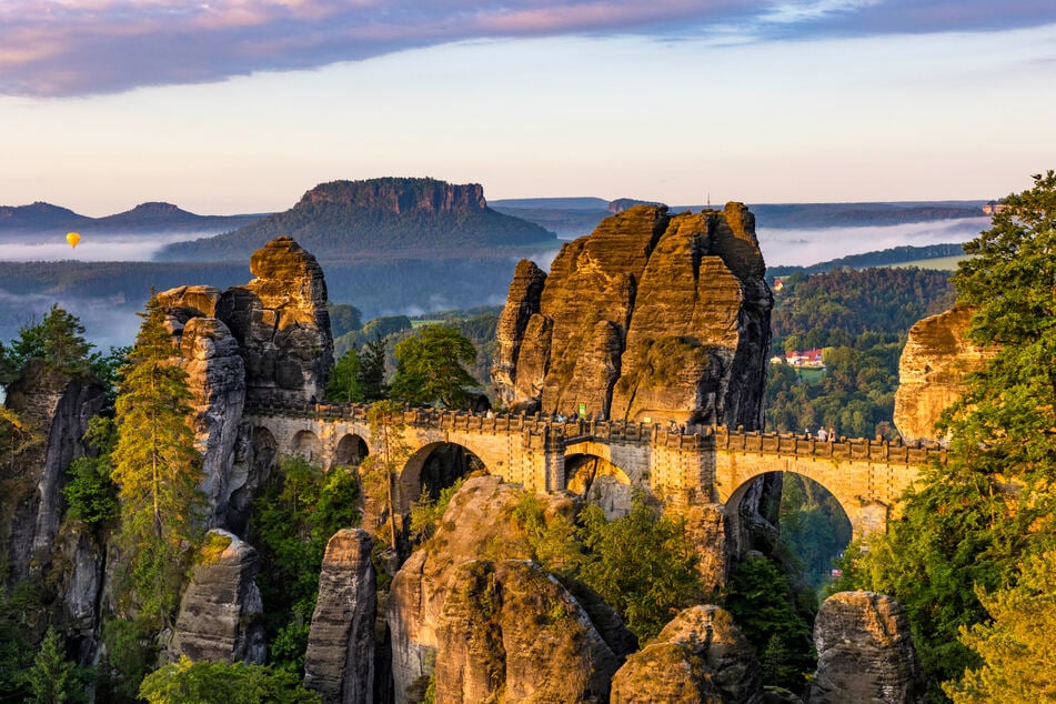 Blick auf die Basteibrücke kurz nach Sonnenaufgang