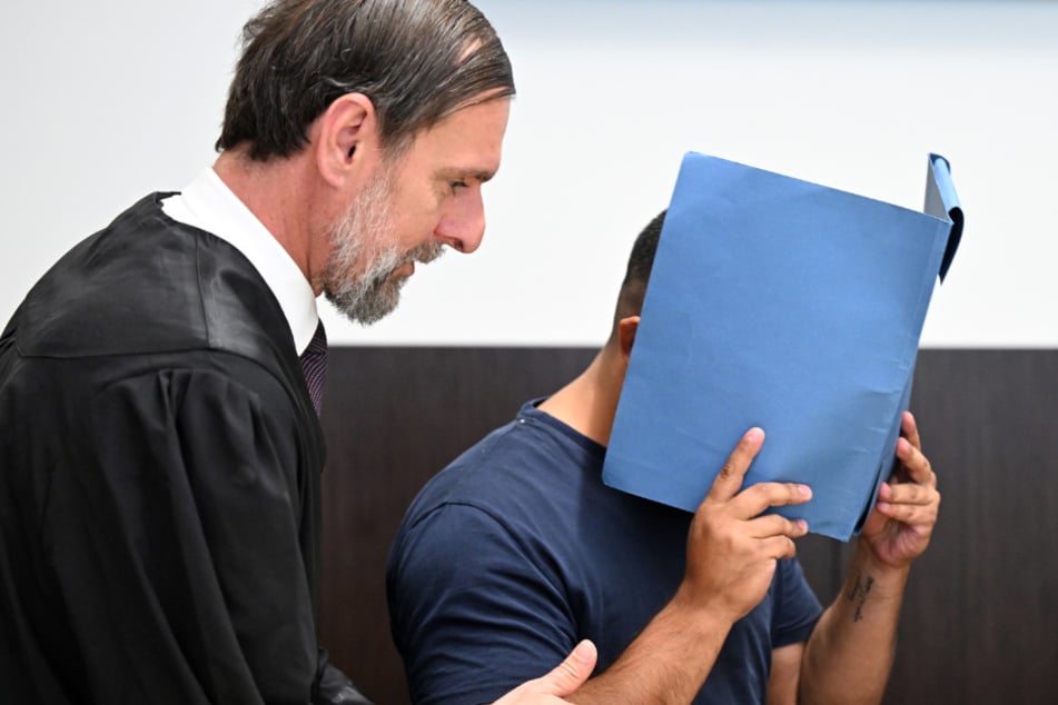Auf TikTok warb "Abdelhamid" um jede Menge Spenden. Vor Gericht versteckt sich der Islamist hinter einer Aktenmappe.