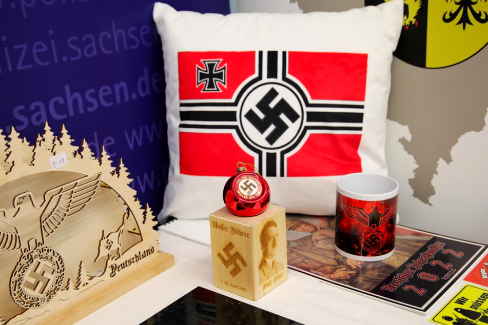 Im Haus des 39-Jährigen fand die Polizei zahlreiche (Weihnachts-)Gegenstände mit NS-Symbolen.