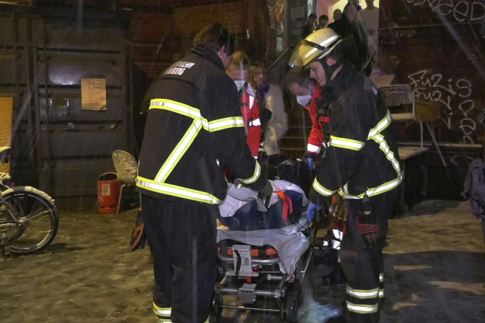 Rettungskräfte kümmerten sich um die Verletzten vor dem Techno-Club.