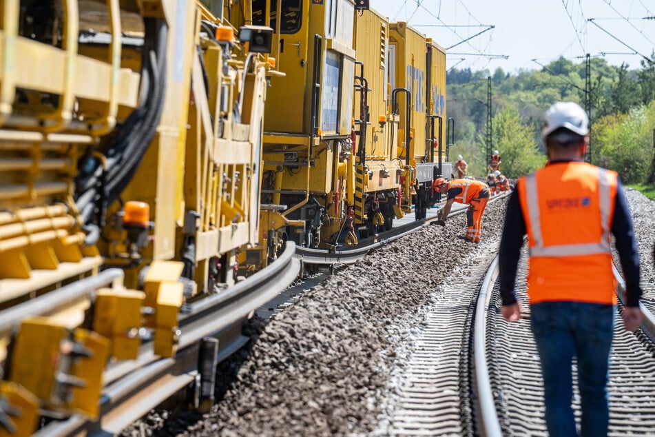 Die Brücke, die über die Bahnstrecke Köln–Wuppertal führt, wird wegen schwerer Schäden abgerissen. (Symbolfoto)