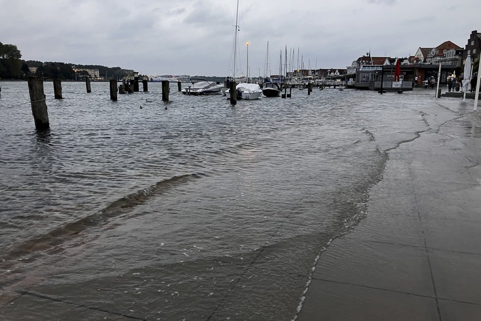 Die Promenade in Travemünde steht bereits unter Wasser. Auch im Stadtbereich Schleswig nahe der Schlei wird vor Hochwasser gewarnt.