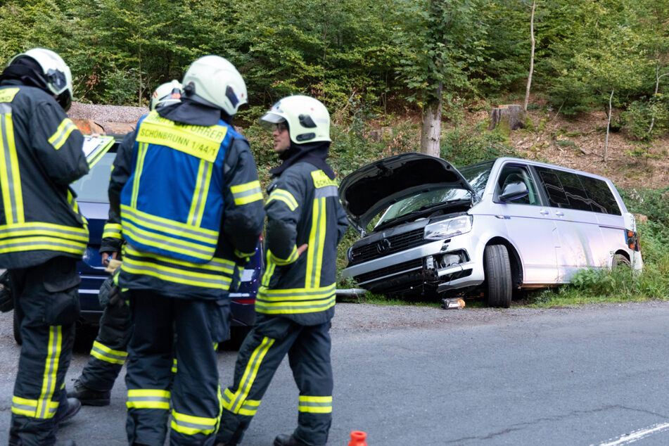Kleinbus kommt von Straße ab und verunglückt: Fahrer verletzt