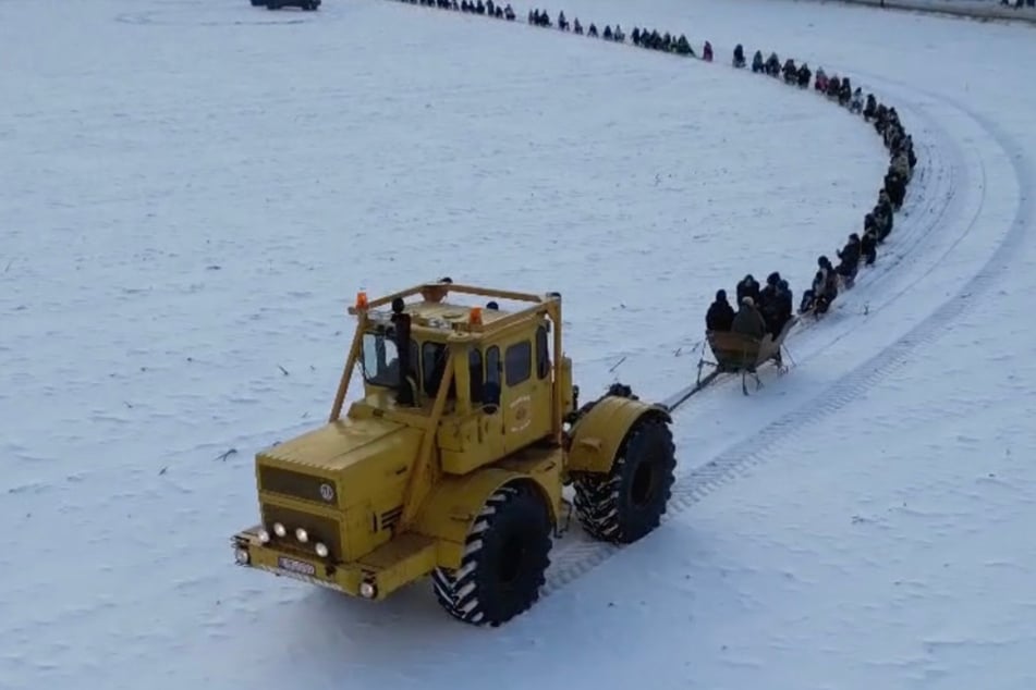 Rekordverdächtig! Trecker-Freunde schleppen das halbe Dorf durch den Schnee