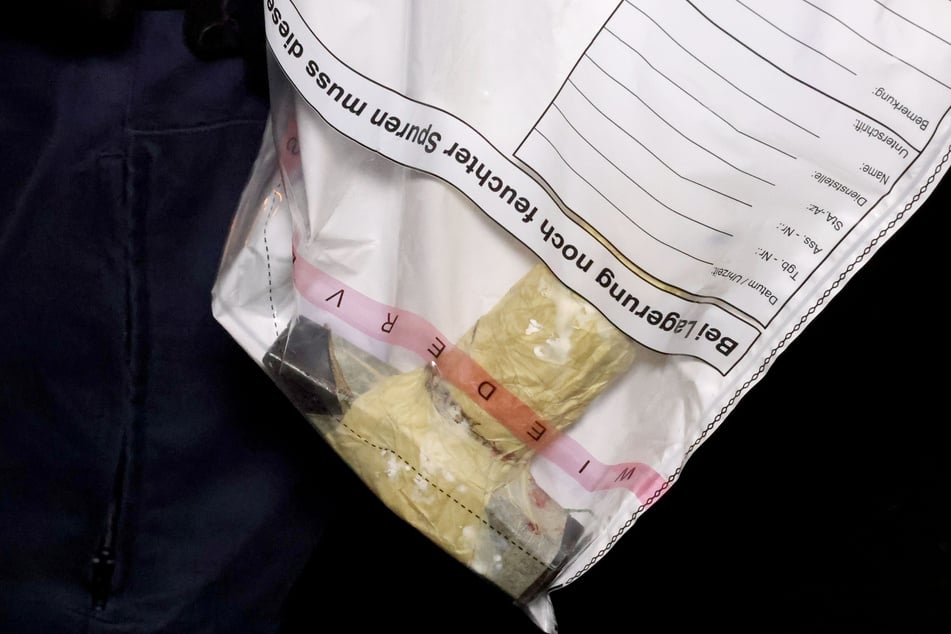 Die Polizei stellte einen Hammer sicher - damit soll der 26-Jährige auf sein Opfer eingeschlagen haben.