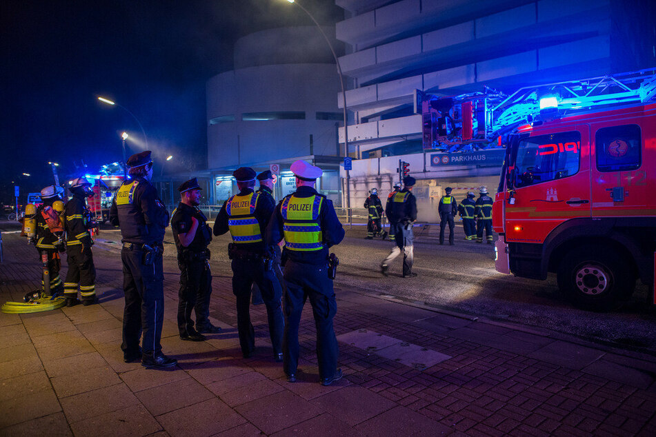 Hamburg: Feuerwehr kämpft gegen Flammen in Hamburger Meile