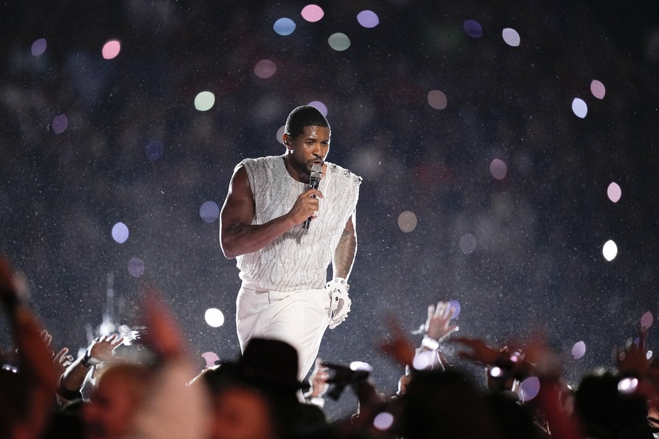 Beim Super Bowl 2024 heizte Usher dem Publikum ordentlich ein.