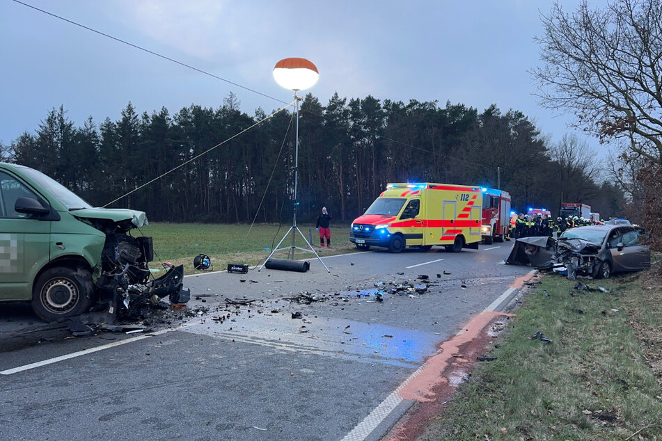 Bei einem Unfall in der Nähe von Aurich kamen zwei Menschen ums Leben.