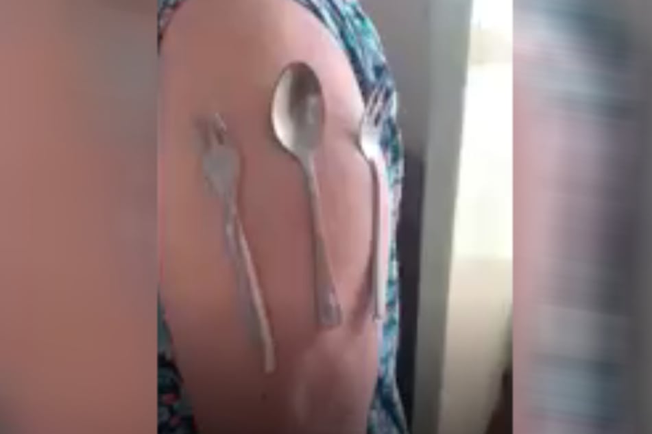 In einem Video, das in den sozialen Netzwerken verbreitet wird, heftet Besteck am Arm einer Frau. Das hat jedoch nichts mit Magnetismus zu tun.