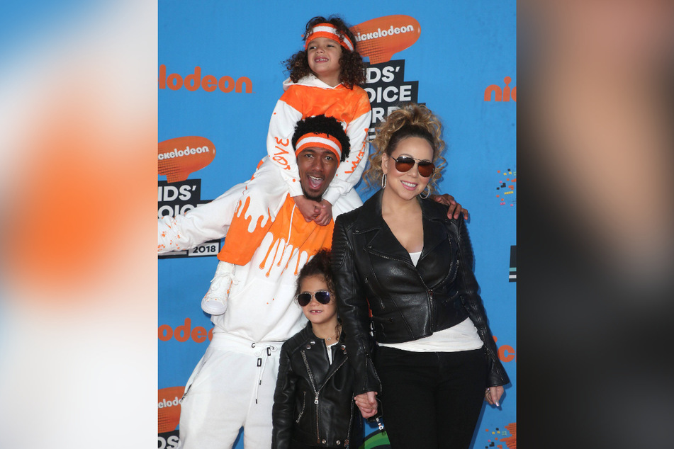 Nick Cannon (l) with his kids Moroccan Cannon, Monroe Cannon, and Mariah Carey (r) at the 2018 Nickelodeon Kids Choice Awards.