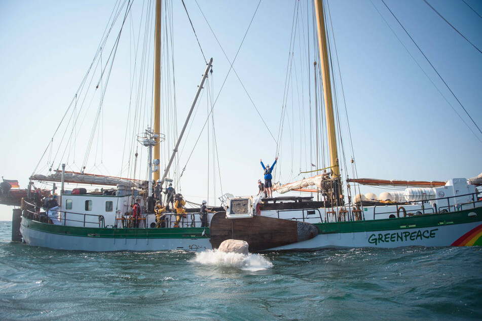 Greenpeace-Aktivisten versenken im Sommer 2020 einen Felsbrocken in der Ostsee. Die Aktion könnte die Umweltorganisation noch teuer zu stehen kommen.