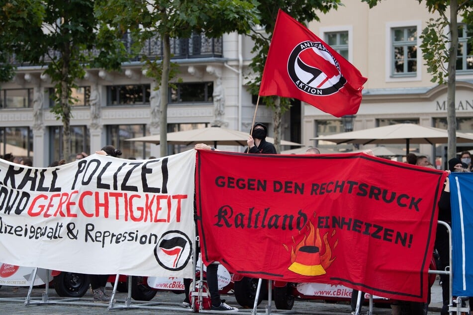 Mit zahlreichen Bannern machte die Gegendemonstranten ihre Ablehnung gegen Pegida deutlich klar.