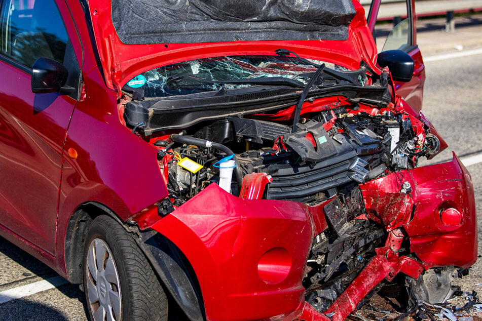 Tödlicher Unfall bei Offenbach am Main: Für die Fahrer eines Suzuki-Kleinwagens kam jede Hilfe zu spät.
