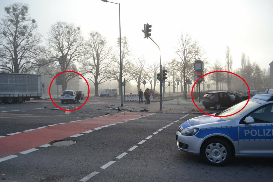 Der Unfall ereignete sich an einer Kreuzung. Die beiden beteiligten Fahrzeuge sind auf dem Gehsteig sowie auf der Straße zu sehen.