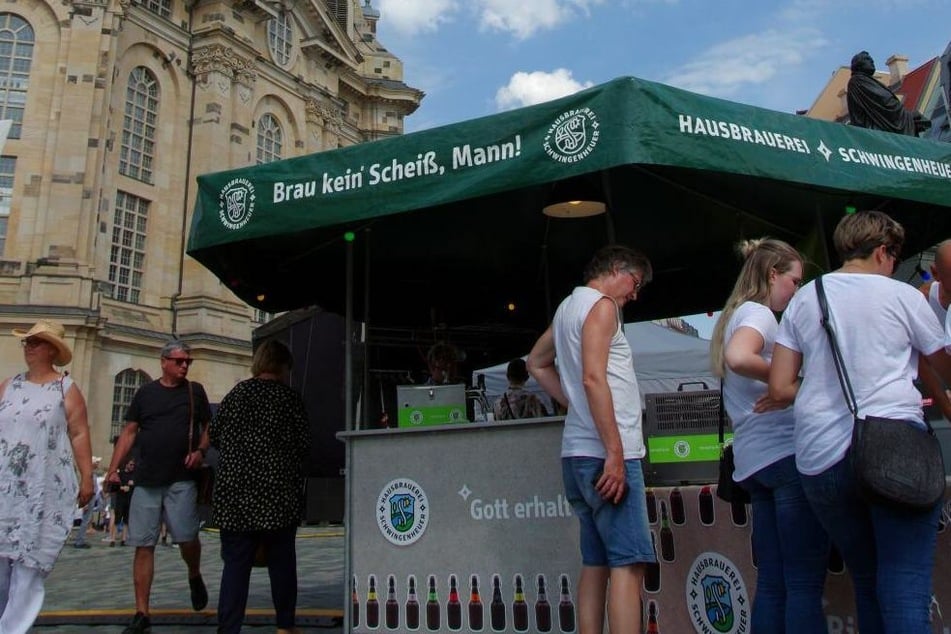 Ausschank direkt vor der Frauenkirche in Dresden: Bier der Brauerei Schwingenheuer.