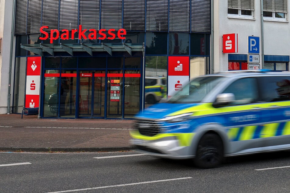 Nach Polizei-Großeinsatz in Bankfiliale: Hintergründe noch unklar