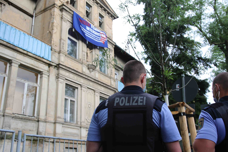 Die Polizei vor dem besetzten Haus auf der Jägerstraße.