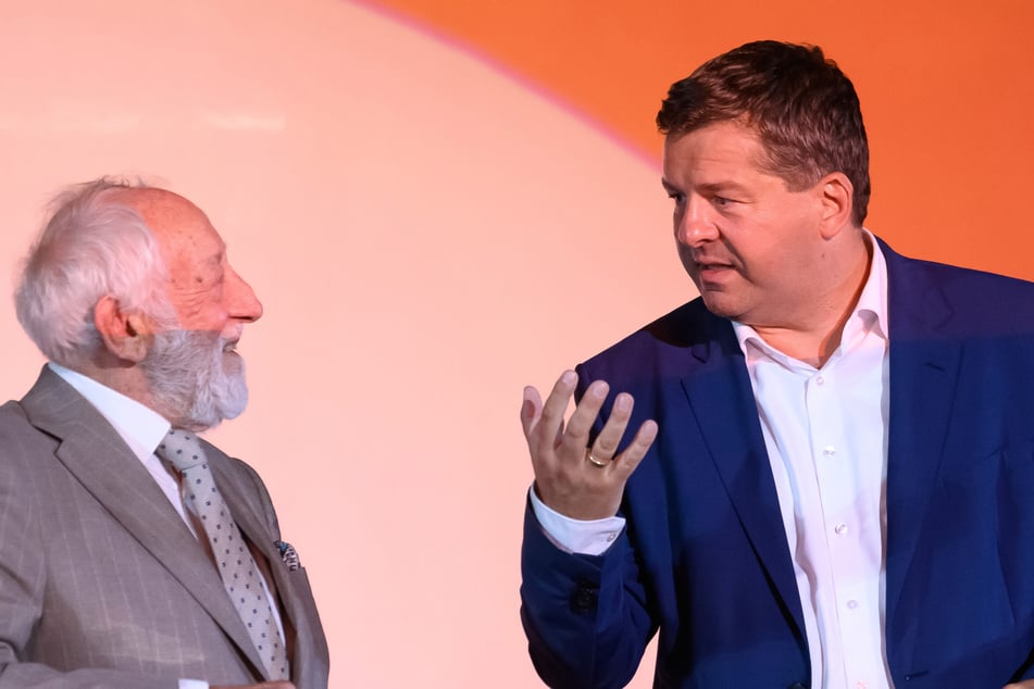 Kabarettist Dieter Hallervorden (90, l.) und Ministerpräsident Sven Schulze (47, CDU) stehen beim Gesprächsformat „Kunst braucht Freiheit“ gemeinsam auf der Bühne. Der Komiker kritisierte die Bundes-CDU deutlich. Darf er das?