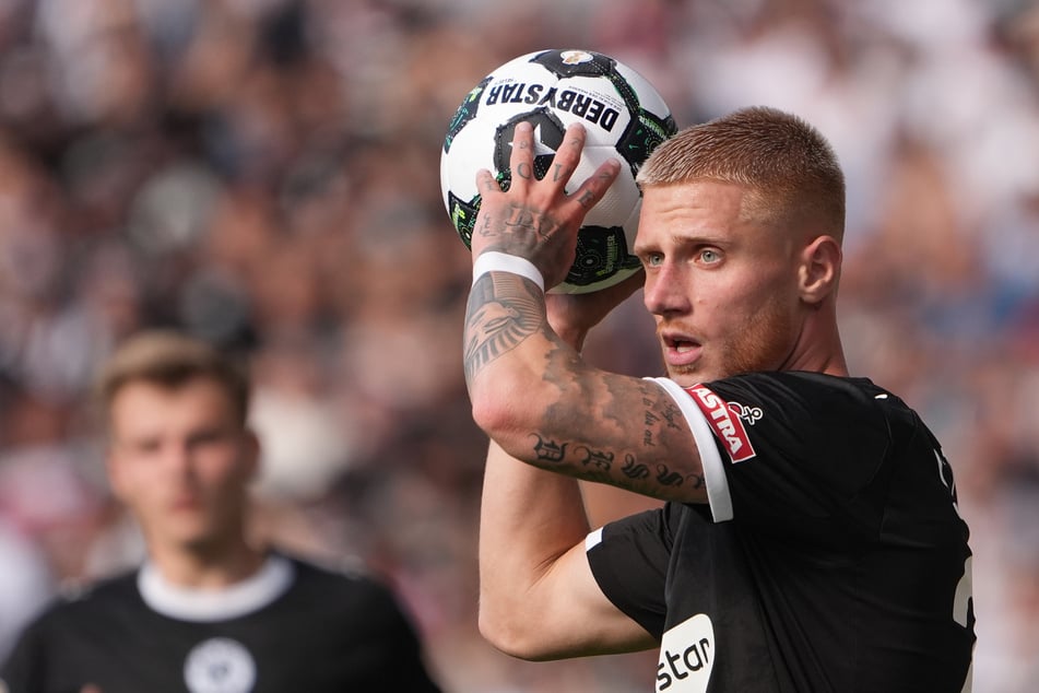 Mental total "cool": St.-Pauli-Neuzugang Louis Oppie (23) weiß schon vorher, wo er hinschießen will.