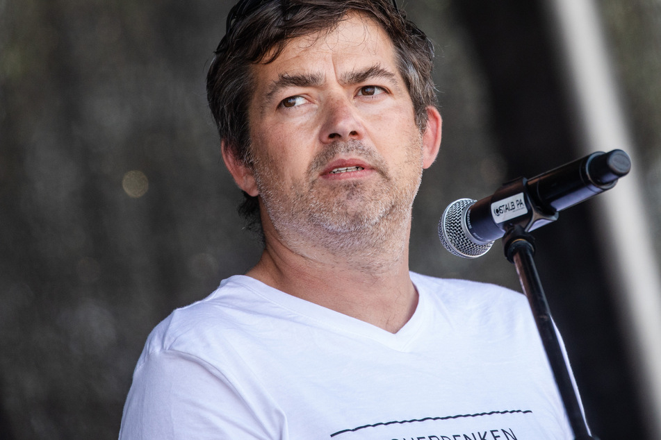 Michael Ballweg (48), Initiator der Initiative "Querdenken", spricht bei einer Protestkundgebung im Jahr 2020.