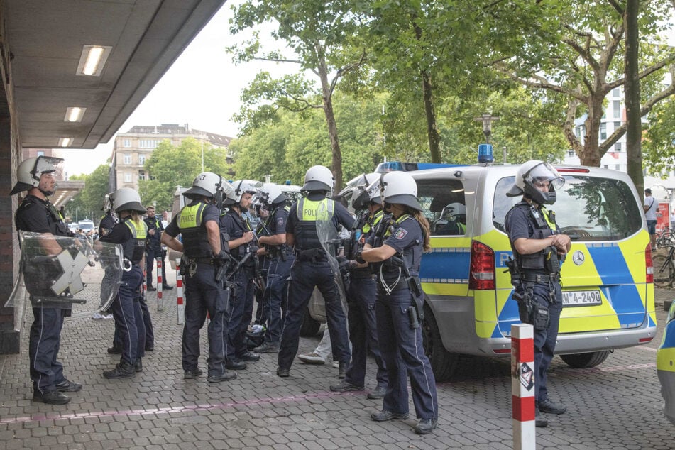 Etliche Polizisten waren am Sonntagnachmittag vor Ort, um die Lage zu beruhigen.