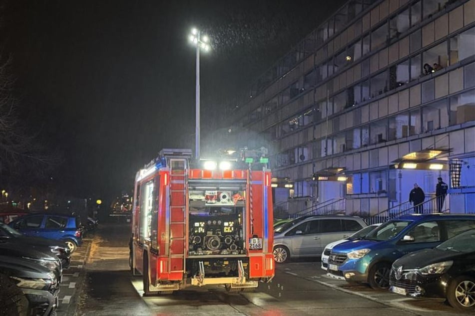 Der Brand war im Keller des fünfgeschossigen Gebäudes in Hellersdorf ausgebrochen.