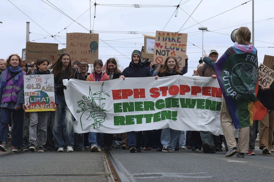 Gegen fossile Großkonzerne und Ministerin Reiche: DVB müssen Bahnen wegen "Fridays for Future"-Demo umleiten