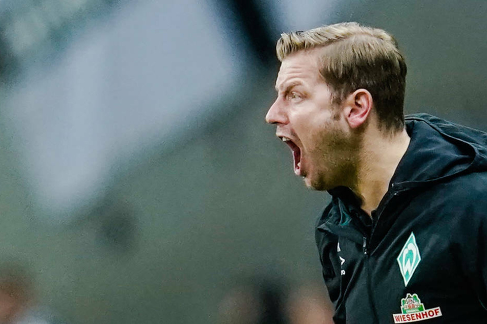 Schwer aufgebracht: Wegen des Elfmeter-Pfiffs handelte sich Werder-Trainer Florian Kohfeldt eine gelbe Karte von Schiedsrichter Felix Zwayer ein.