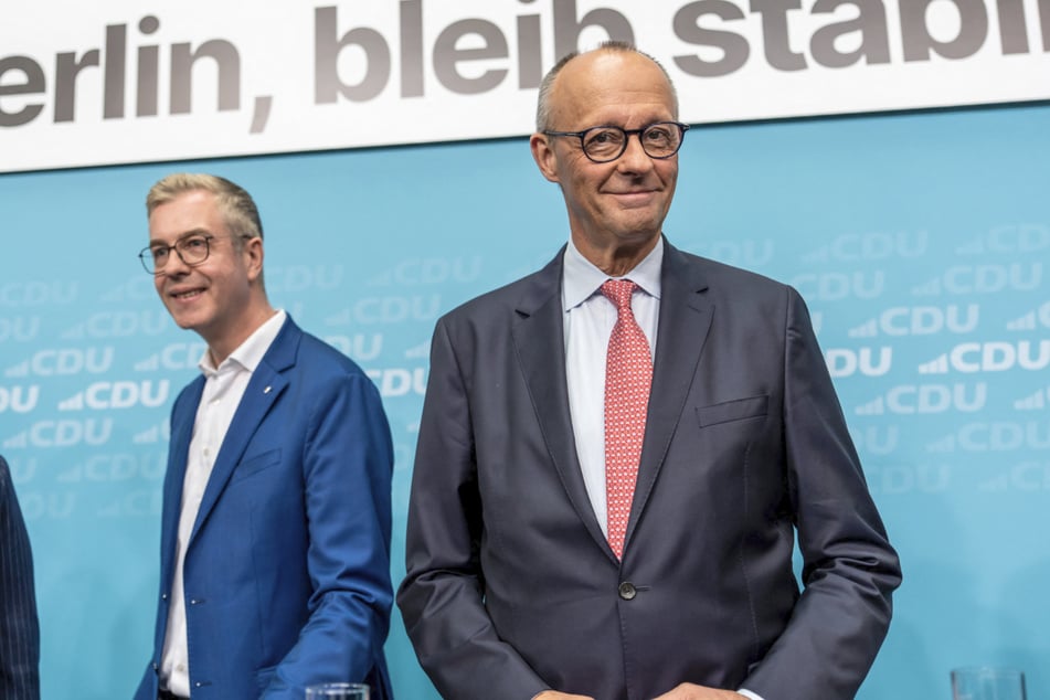 Bundeskanzler Friedrich Merz (70, r.) erstattet kurz vor der Wahl in Berlin der CDU-Parteizentrale einen Besuch ab.