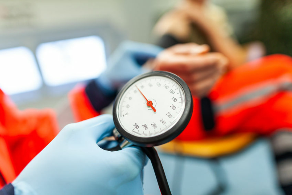 Ein 34 Jahre alter Mann ist in Polizeigewahrsam zusammengebrochen und trotz Reanimationsmaßnahmen im Krankenhaus gestorben. (Symbolbild)