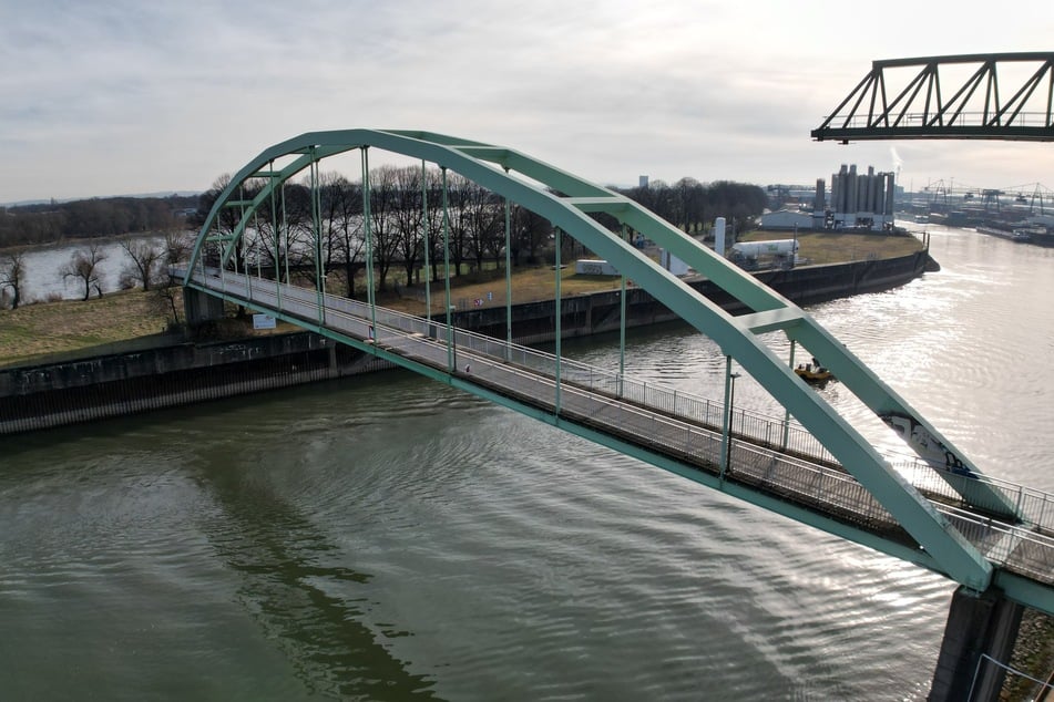 Die Niehler Hafenbrücke ist seit Donnerstag wieder für den Fuß- und Radverkehr freigegeben.