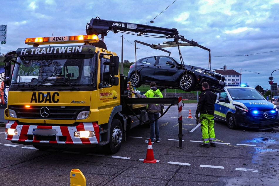 Beide Fahrzeuge mussten abgeschleppt werden.