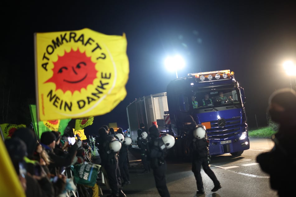Zahlreiche Gegner der Transporte protestierten entlang der Strecke gegen den umstrittenen Einsatz.