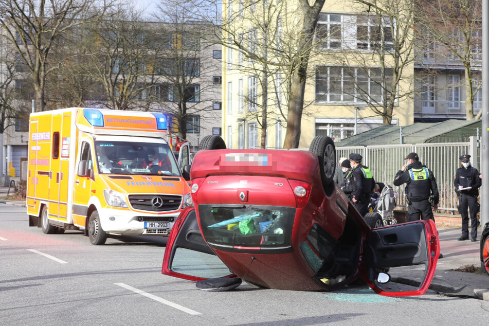 Auto überschlägt sich vor Krankenhaus: Zwei Verletzte