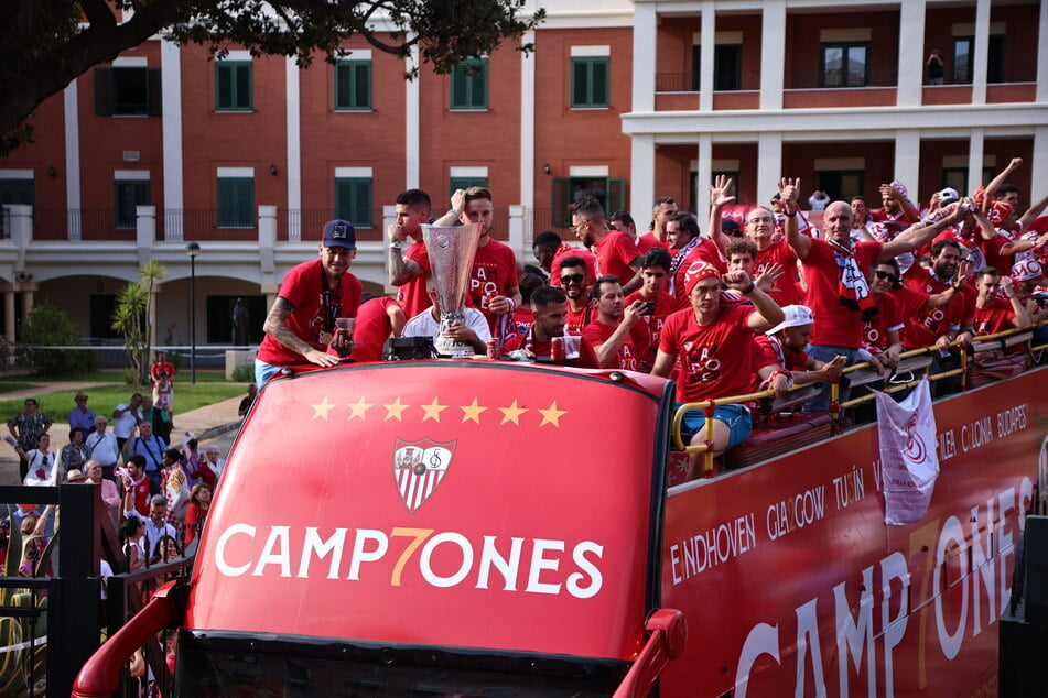 Da war die Welt in Sevilla noch in Ordnung: Am 1. Juni feierte der Verein mit einem Korso den Sieg in der Europa League.