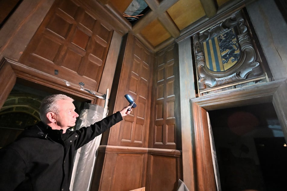 Gebäudeverwalter Holger Rotzsch (57) zeigt die Holzvertäfelungen der Weinstube.