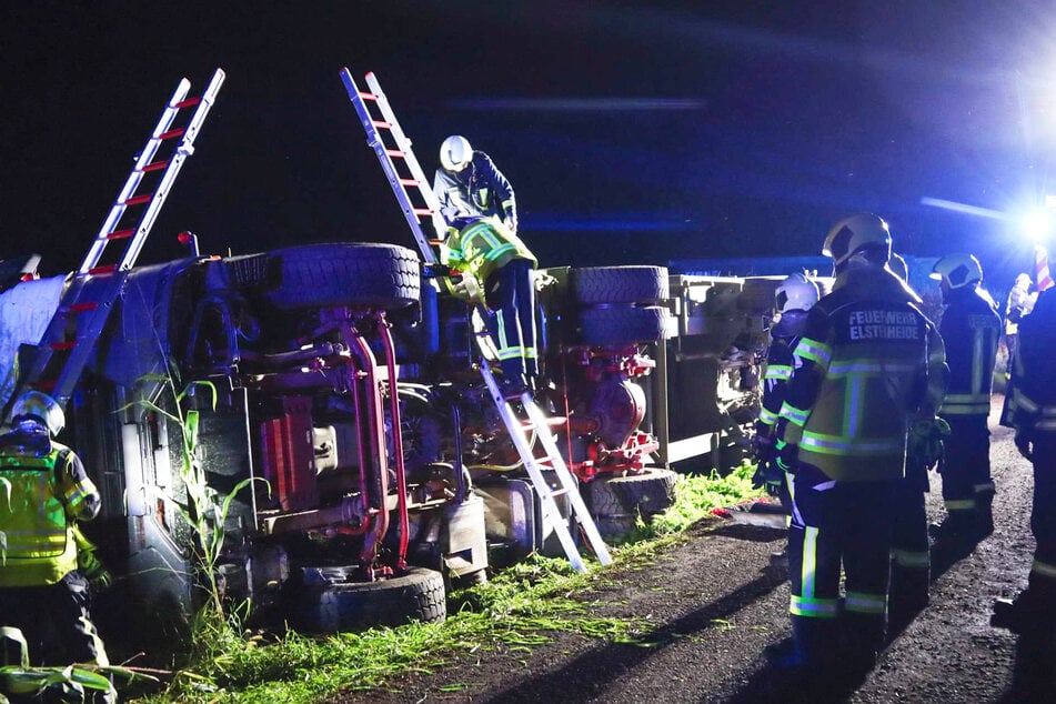 Die Feuerwehr sicherte die Unfallstelle und stellte den Brandschutz sicher.