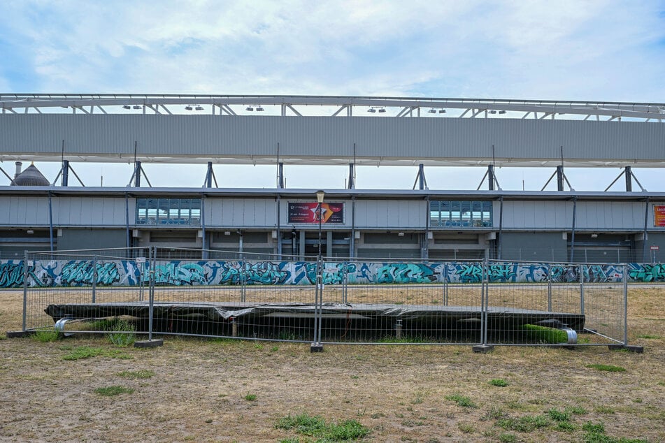 Noch liegt die Tafel neben dem Stadion.