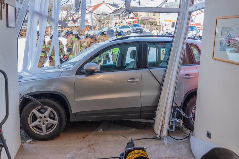 In Oberfranken ist ein 85 Jahre alter Autofahrer mit seinem Kompakt-SUV in den Wintergarten eines Wohnhauses gekracht. Verletzt wurde niemand.