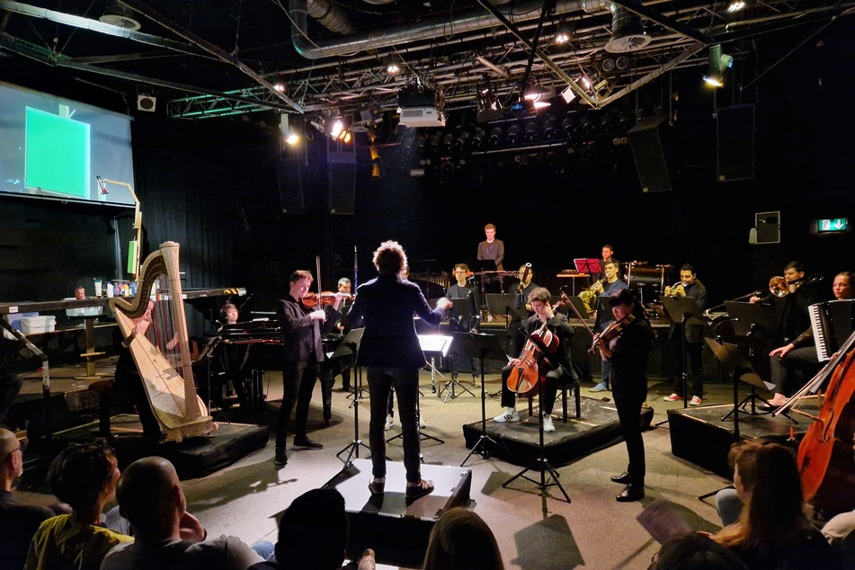 Mitten im Club spielte das Ensemble Mini unter der Leitung von Dirigent Joolz Gale Prokofjews 7. Sinfonie und "Bilder einer Ausstellung" von Komponist Modest Mussorgsky.
