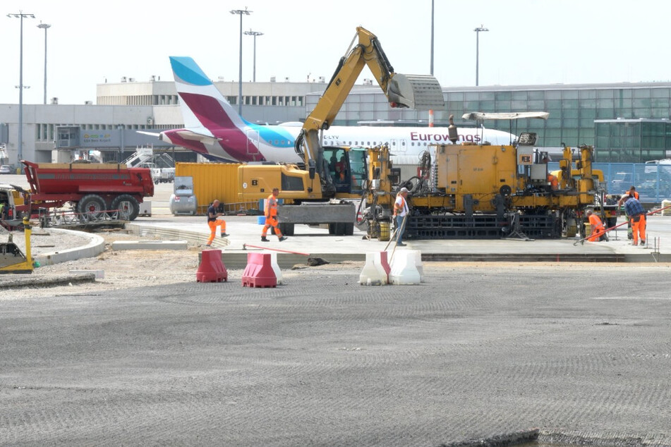 Baustelle mitten im Flughafen-Betrieb: Rollweg in Köln/Bonn wird erneuert