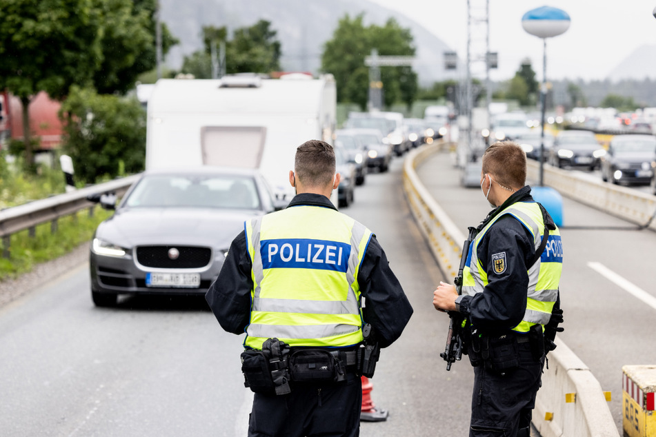 Deutsche Bundespolizisten beobachten an der Grenze zu Österreich auf der Autobahn A93 den Verkehr. Die Bundespolizei hat mit Kontrollen der verschärften Testpflicht für Reiserückkehrer begonnen.